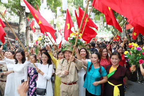 “河内记忆：65周年”重现首都解放日气氛 - ảnh 1