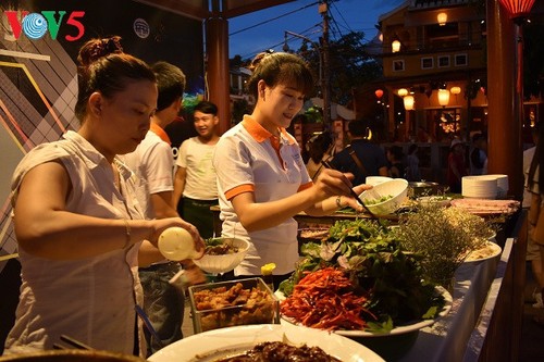 Cao lau - មុខម្ហូបពិសេសនៅទីក្រុងបុរាណ Hoi An ខេត្ត Quang Nam - ảnh 2