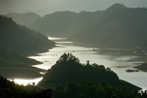 Thung Nai ឈូងសមុទ្រ Ha Long តូចមួយនៅកណ្តាលតំបន់ព្រៃភ្នំពាយ័ព្យ - ảnh 1