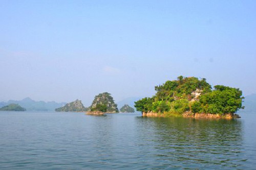 Thung Nai ឈូងសមុទ្រ Ha Long តូចមួយនៅកណ្តាលតំបន់ព្រៃភ្នំពាយ័ព្យ - ảnh 2