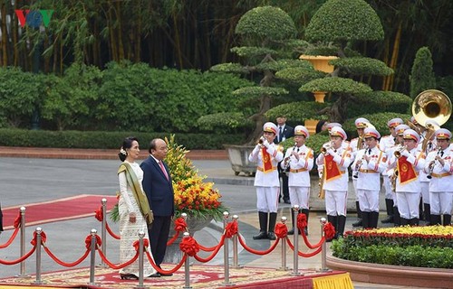 ទីប្រឹក្សារដ្ឋមីយ៉ាន់ម៉ា Aung San Suu Kyi បញ្ចប់ប្រកបដោយជោគជ័យដំណើរទស្សនកិច្ចជាផ្លូវការនៅវៀតណាម - ảnh 1