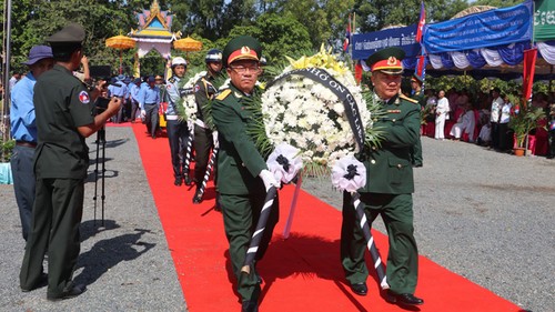 ធ្វើមាតុភូមិនិវត្តន៍អដ្ឋិធាតុកងទ័ពស្ម័គ្រចិត្ត និងអ្នកជំនាញវៀតណាម ដែល​បានពលីជីវិត​នៅខេត្ត កំពង់ឆ្នាំងប្រទេសកម្ពុជា - ảnh 1