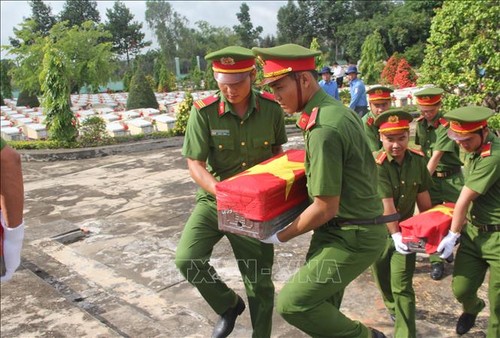 ធ្វើមាតុភូមិនិវត្តន៍ចំពោះអដ្ឋិធាតុកងទ័ពស្ម័គ្រចិត្តវៀតណាម ដែល​បានពលីជីវិត​នៅកម្ពុជាក្នុងរដូវប្រាំង ២០១៨ - ២០១៩ - ảnh 1