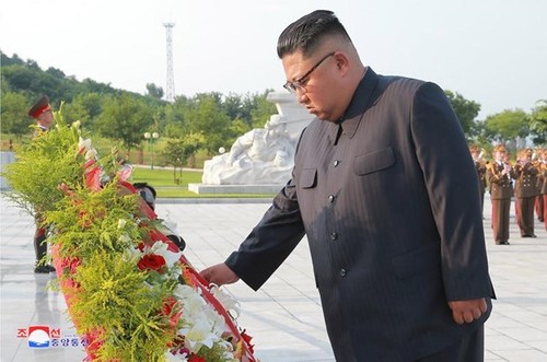 ថ្នាក់ដឹកនាំ Kim Jong Un អញ្ជើញទៅគោរពវិញ្ញាណក្ខ័ន្ធនៅឈាបនដ្ឋានយុទ្ធជនពលី ស.ប.ប.ក - ảnh 1