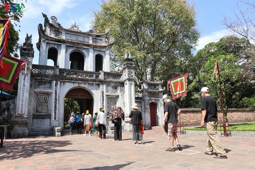 បណ្ដាកេរ្តិ៍ដំណែលនៅទីក្រុងហាណូយក្នុងថ្ងៃដំបូងបើកឡើងវិញ - ảnh 5