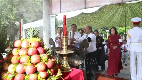 ខេត្ត Tay Ninh ប្រារព្ធពិធីរំលឹកវិញ្ញាណក្ខន្ធនិងបញ្ចុះអដ្ឋិធាតុកងទ័ពស្ម័គ្រចិត្តវៀតណាមចំនួន១៤៩នាក់ - ảnh 1