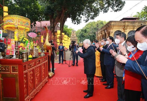 អគ្គលេខាបក្ស ប្រធានរដ្ឋវៀតណាមលោក Nguyen Phu Trong អញ្ជើញអុជធូបនិងដាំ ដើមឈើនៅព្រះបរមរាជវាំងថាំងឡុង - ảnh 1