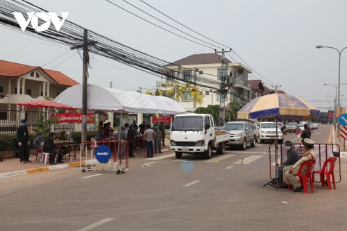 ចំនួនអ្នកឆ្លងជំងឺកូវីដ-១៩ ថ្មីបានកើនឡើងយ៉ាងឆាប់រហ័ស ហើយទីក្រុងវៀងចន្ទន៍ប្រទេសឡាវត្រូវបានបិទខ្ទប់ - ảnh 1