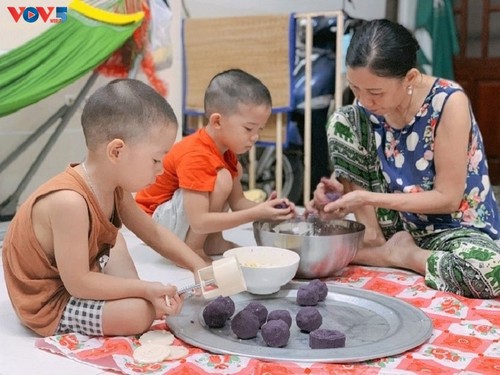 បុណ្យសំពះព្រះខែក្នុងអំឡុងពេលកូវីដ ១៩៖ ចែករំលែកសេចក្ដីស្រឡាញ់ - ảnh 6