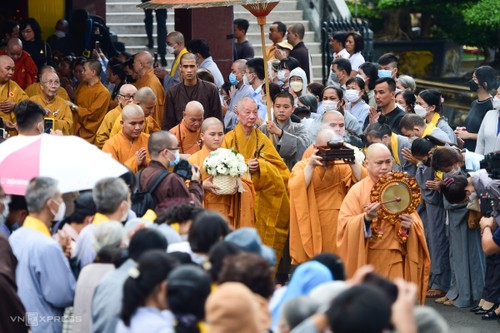 ទីក្រុងហូជីមិញរៀបចំពិធីរំលឹកវិញ្ញាណក្ខ័ន្ធជនរួមជាតិ ដែលបានស្លាប់ដោយសារជំងឺកូវីដ-១៩ - ảnh 2