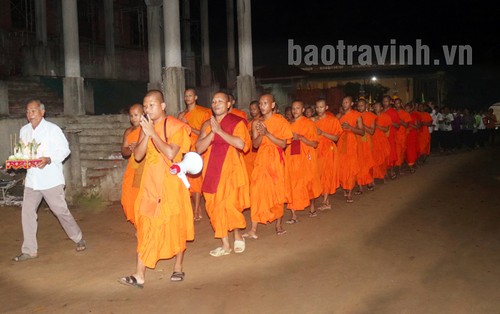 ជនរួម​ជាតិ​​ខ្មែរ​នៅ​ខេត្ត​ត្រាវិញ ​រក្សា​សម្រស់​ប្រពៃណី​​ក្នុង​រដូវ​បុណ្យ សែន​ដូនតា - ảnh 1