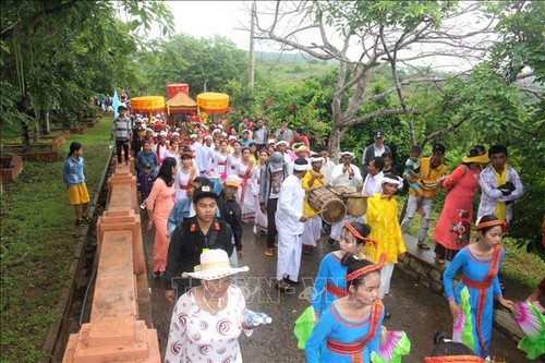 ទិវាបុណ្យ “សម្រស់​និទាឃរដូវលើគ្រប់ទិសទី​នៃ​មាតុភូមិ“៖ លើក​តំគើង​សម្រស់ស្អាតនៃ​វប្បធម៌បណ្ដាជនជាតិ - ảnh 1