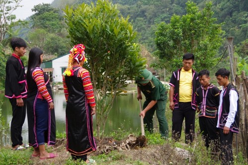 បងប្អូនជនរួមជាតិ Mong នៅខេត្ត Yen Bai ការពារ និងថែរក្សាព្រៃឈើ - ảnh 1