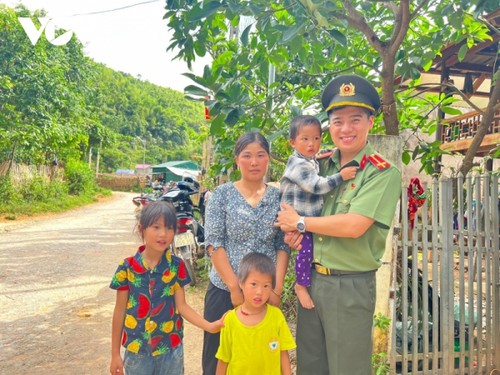 អនុសេនីយ៍ទោនគរបាល លោក Duong Hai Anh និងដំណើរប្រគល់ក្ដីសុភមង្គលដល់សហគមន៍ - ảnh 1