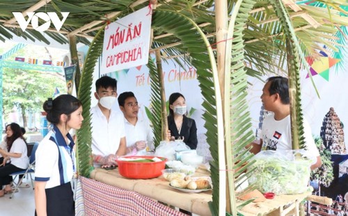 កម្មវិធីជួបប្រាស្រ័យវប្បធម៌ វៀតណាម-ឡាវ-កម្ពុជា ក្នុងឱកាសបុណ្យ Bunpimay និង​បុណ្យ​ចូល​ឆ្នាំ​ថ្មី​ប្រពៃណី - ảnh 1