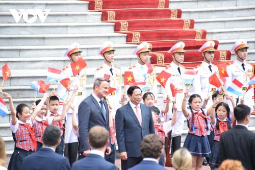 នាយករដ្ឋមន្ត្រីវៀតណាមលោក Pham Minh Chinh អញ្ជើញ​ជាអធិបតី​ក្នុង​ពិធី​ទទួលបដិសណ្ឋារកិច្ចនាយករដ្ឋមន្ត្រីលុចសំបួមកបំពេញទស្សនកិច្ច ជាផ្លូវការនៅវៀតណាម - ảnh 1