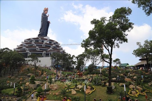 សកម្មភាពជាច្រើនបានទាក់ទាញភ្ញៀវទេសចរណ៍​ទៅកាន់​ភ្នំ Ba Den ខេត្ត Tay Ninh ក្នុងឱកាសថ្ងៃទី ៣០ មេសា និងថ្ងៃទី ១ ឧសភា​ - ảnh 1