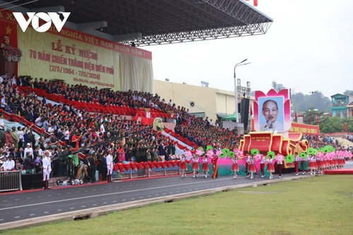 ពិធីអបអរសាទរខួបលើកទី ៧០ នៃជ័យជំនះដៀនបៀនភូបានប្រារព្ធយ៉ាងឧិឡារិក - ảnh 1