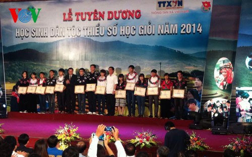 Tuyên dương học sinh dân tộc thiểu số học giỏi năm 2014 - ảnh 1