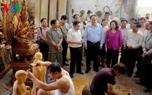 Chủ tịch Ủy ban Trung ương MTTQ Việt Nam Nguyễn Thiện Nhân khảo sát làng nghề mỹ nghệ Sơn Đồng  - ảnh 1