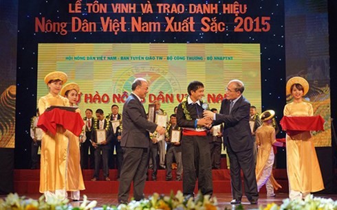 Lễ tôn vinh và trao danh hiệu nông dân xuất sắc 2015  - ảnh 1