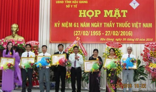 Nhiều địa phương trong cả nước kỷ niệm 61 năm Ngày Thầy thuốc Việt Nam 27/2 - ảnh 1