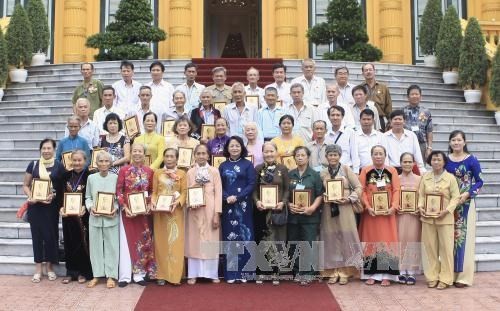 Phó Chủ tịch nước Đặng Thị Ngọc Thịnh tiếp đoàn đại biểu người có công với cách mạng tỉnh Vĩnh Long - ảnh 1