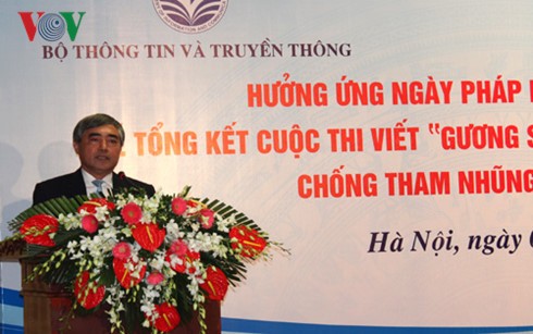 Trao giải thưởng cuộc thi viết “Gương sáng trong đấu tranh phòng, chống tham nhũng”  - ảnh 1