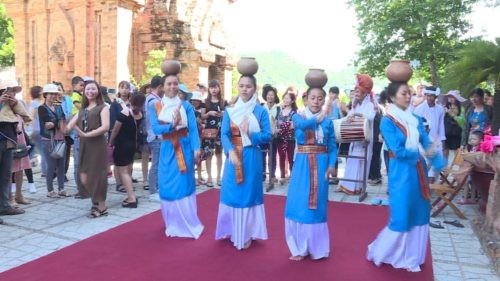 Festival Biển Nha Trang - Khánh Hòa 2017: Triển lãm sản phẩm gốm, dệt thổ cẩm của đồng bào Chăm - ảnh 1