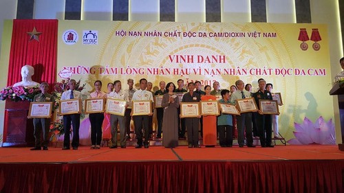 Tôn vinh gần 120 tấm lòng nhân hậu vì nạn nhân chất độc Da cam 2017 - ảnh 1