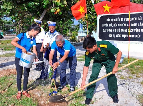 Cuộc thi ảnh “Khoảnh khắc tình nguyện”: Phản ánh sinh động hình ảnh đẹp của các chiến sĩ mùa hè xanh - ảnh 2