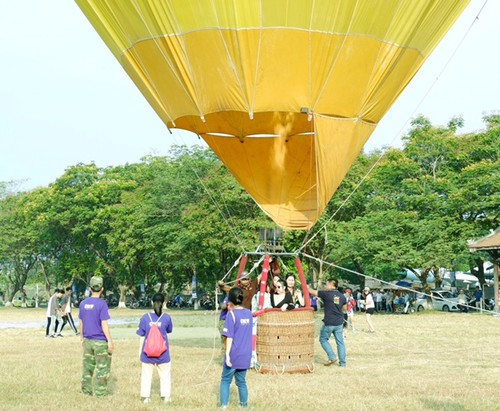 Lướt trên không trung cùng khinh khí cầu - ảnh 10