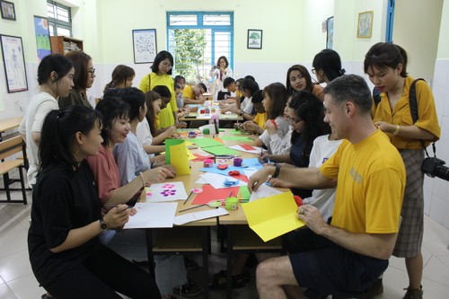 Thủy thủ tàu sân bay Hải quân Hoa Kỳ giao lưu với trẻ hoàn cảnh khó khăn ở Đà Nẵng - ảnh 1