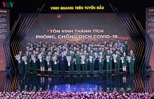 Chủ tịch Quốc hội dự chương trình “Vinh quang trên tuyến đầu” - ảnh 2