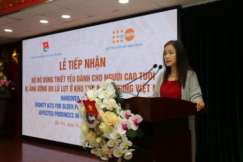 UNFPA hỗ trợ hơn 3.700 bộ đồ dùng thiết yếu cho người cao tuổi ở miền Trung bị ảnh hưởng lũ lụt - ảnh 1