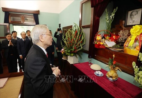 Tổng Bí thư, Chủ tịch nước Nguyễn Phú Trọng dâng hương tưởng niệm Chủ tịch Hồ Chí Minh - ảnh 1