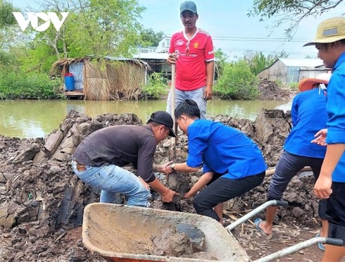 Người dân Cà Mau cùng làm đường để đổi mới nông thôn - ảnh 1