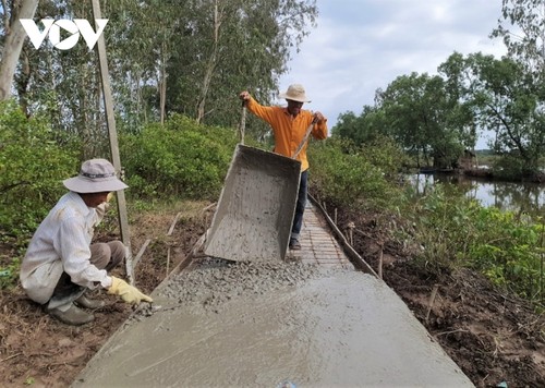 Người dân Cà Mau cùng làm đường để đổi mới nông thôn - ảnh 2