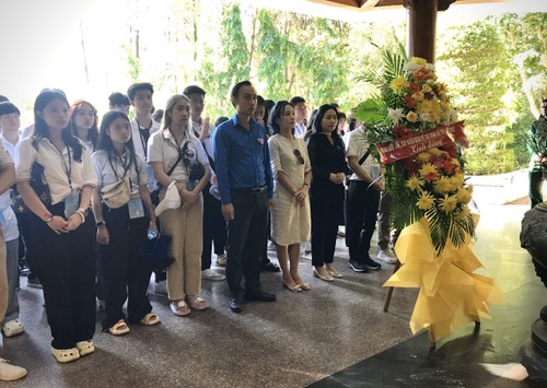 Thanh niên kiều bào dâng hương tri ân các anh hùng liệt sĩ tại Ngã ba Đồng Lộc  - ảnh 1