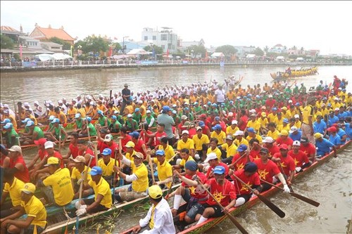 Trà Vinh, Sóc Trăng sôi nổi giải đua ghe Ngo mừng Lễ hội Ok Om Bok - ảnh 1