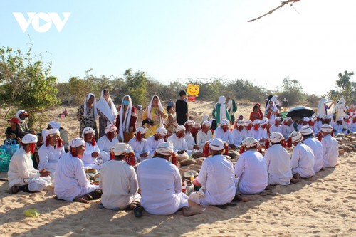 Tạo điều kiện để đồng bào Chăm theo đạo Hồi giáo đón Tết Ramưvan  - ảnh 1