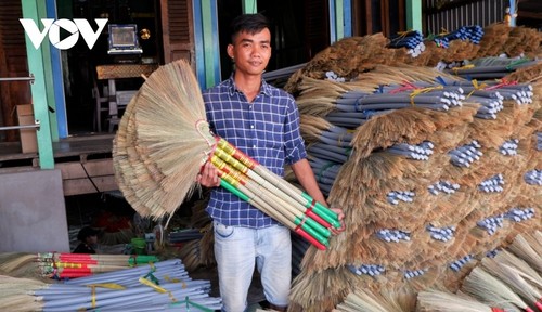 Làng nghề bó chổi xã Phú Bình, huyện Phú Tân, tỉnh An Giang - ảnh 2