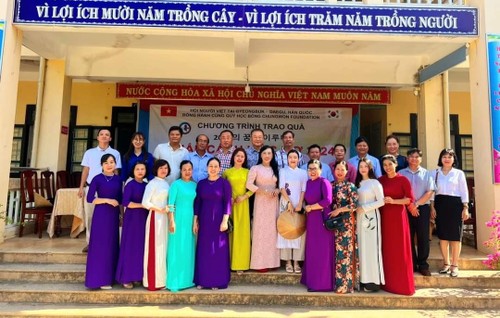 Hội người Việt tại Nam tại khu vực Gyeongbuk-Daegu (Hàn Quốc) trao tặng học bổng và hỗ trợ học sinh nghèo Việt Nam - ảnh 3