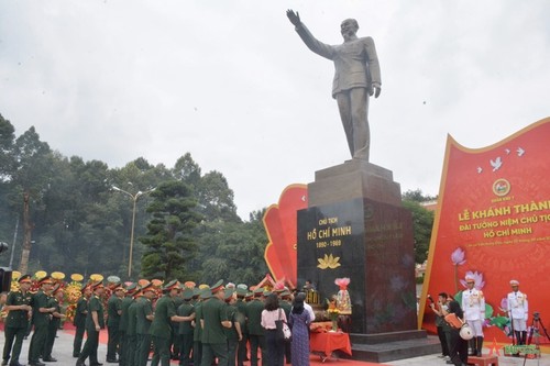 Khánh thành Đài tưởng niệm Chủ tịch Hồ Chí Minh tại Sở Chỉ huy Quân khu 7 - ảnh 1