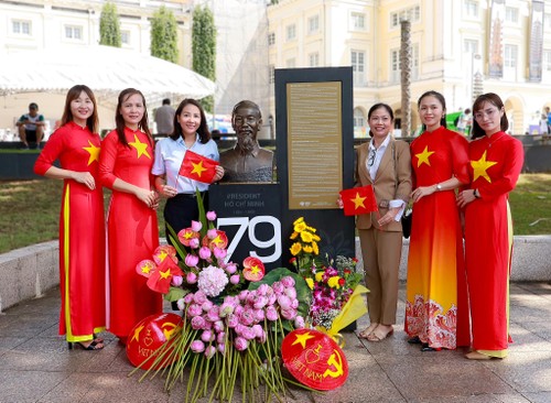 79 bông sen tri ân Chủ tịch Hồ Chí Minh: Tinh thần Việt Nam tỏa sáng tại Singapore - ảnh 1