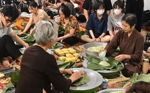 Hà Nội: Bánh chưng tình thương lan tỏa yêu thương đến đồng bào vùng lũ - ảnh 1