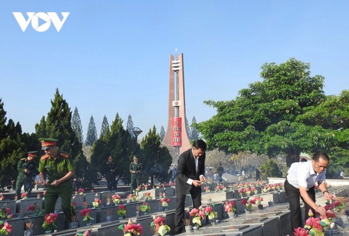 Lễ tưởng niệm anh hùng liệt sỹ kỷ niệm 50 năm giải phóng Kon Tum  - ảnh 1