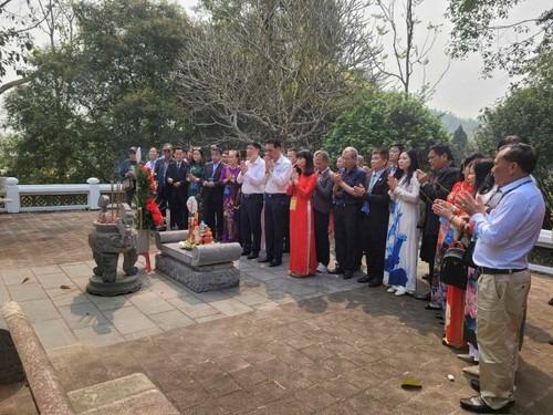 Kiều bào dâng hương, tri ân tại các di tích lịch sử cách mạng ở Tuyên Quang - ảnh 5