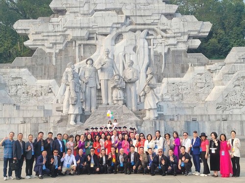 Kiều bào dâng hương, tri ân tại các di tích lịch sử cách mạng ở Tuyên Quang - ảnh 2