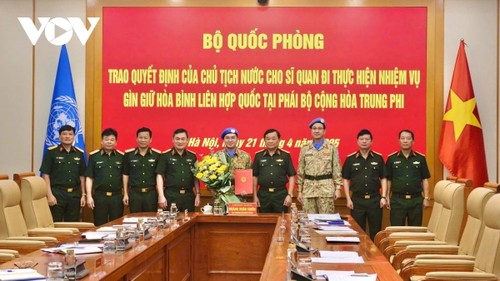 Trao Quyết định của Chủ tịch nước cho sĩ quan đi gìn giữ hòa bình tại Trung Phi - ảnh 1